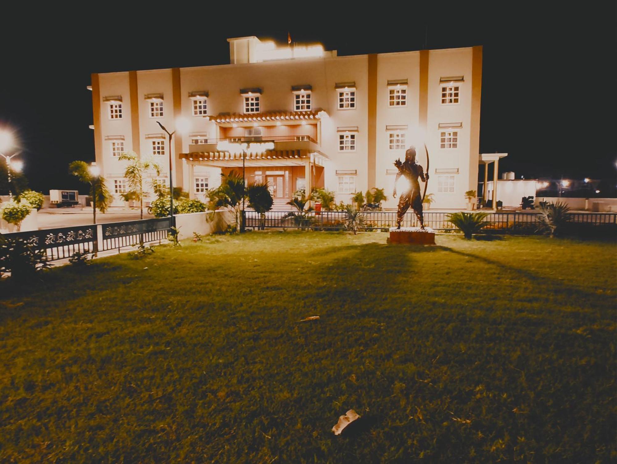 Avadh Sunshine Palace Hotel And Resort Ayodhya Buitenkant foto